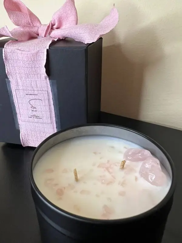 Lumânare Love Letter cu parfum de Sakura și Ylang Ylang, din ceară de soia, cu cristale de cuarț roz