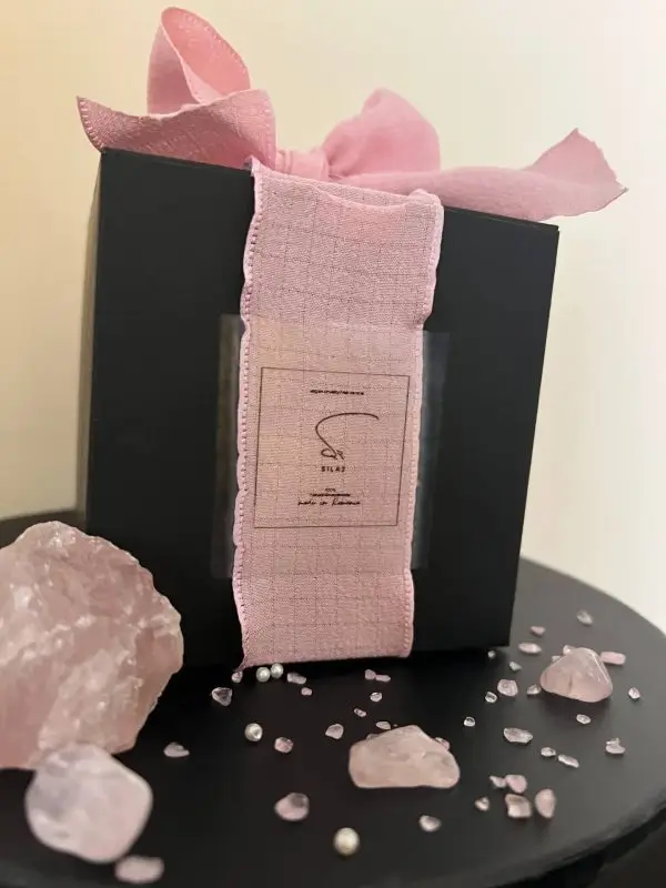 Lumânare Love Letter cu parfum de Sakura și Ylang Ylang, din ceară de soia, cu cristale de cuarț roz