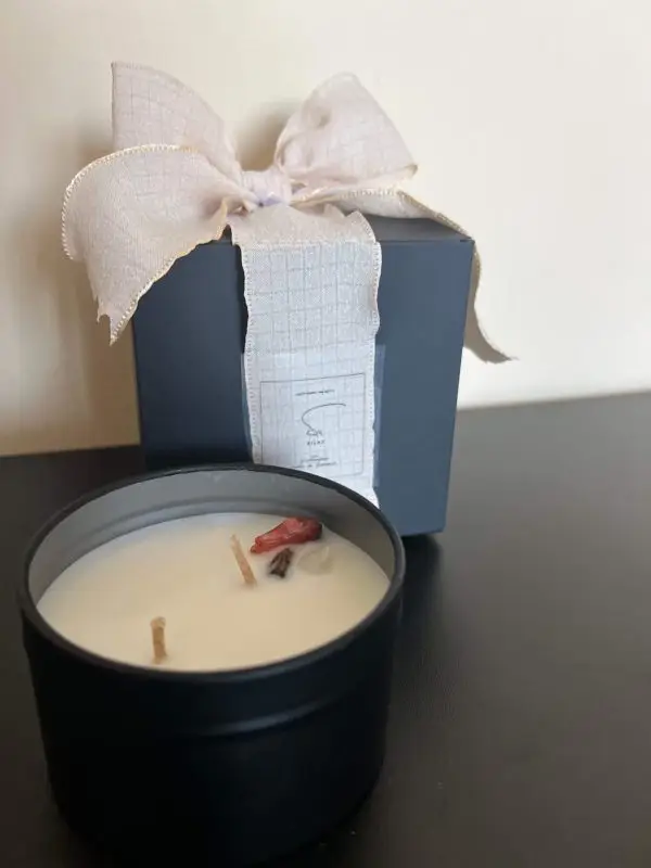 Lumânare Power Letter cu esențe Rose & Jasmine și cristale Tiger Eye și Red Agate