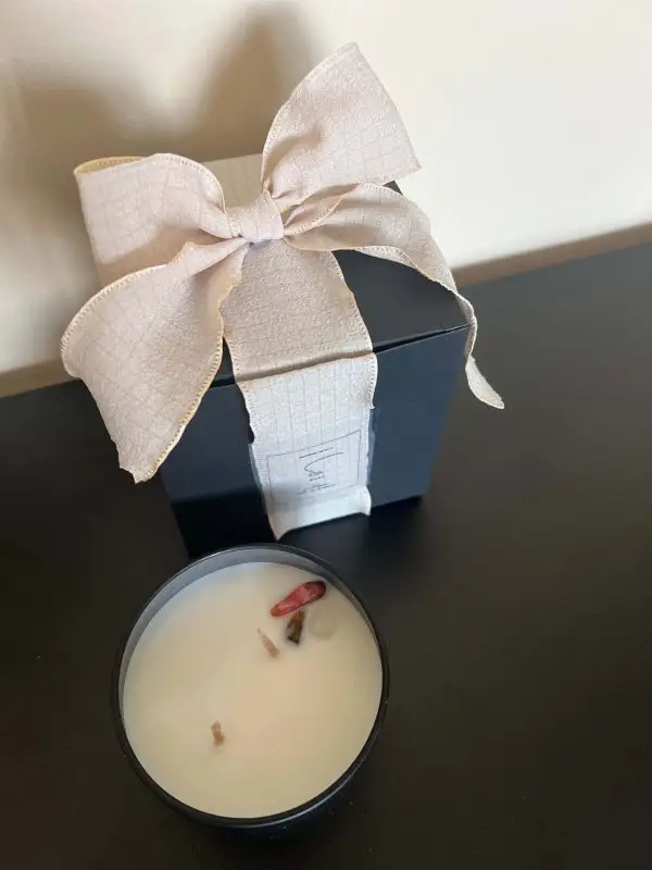 Lumânare Power Letter cu esențe Rose & Jasmine și cristale Tiger Eye și Red Agate