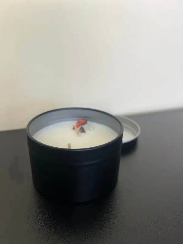 Lumânare Power Letter cu esențe Rose & Jasmine și cristale Tiger Eye și Red Agate