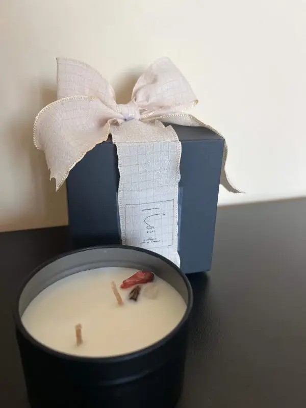 Lumânare Power Letter cu esențe Rose & Jasmine și cristale Tiger Eye și Red Agate