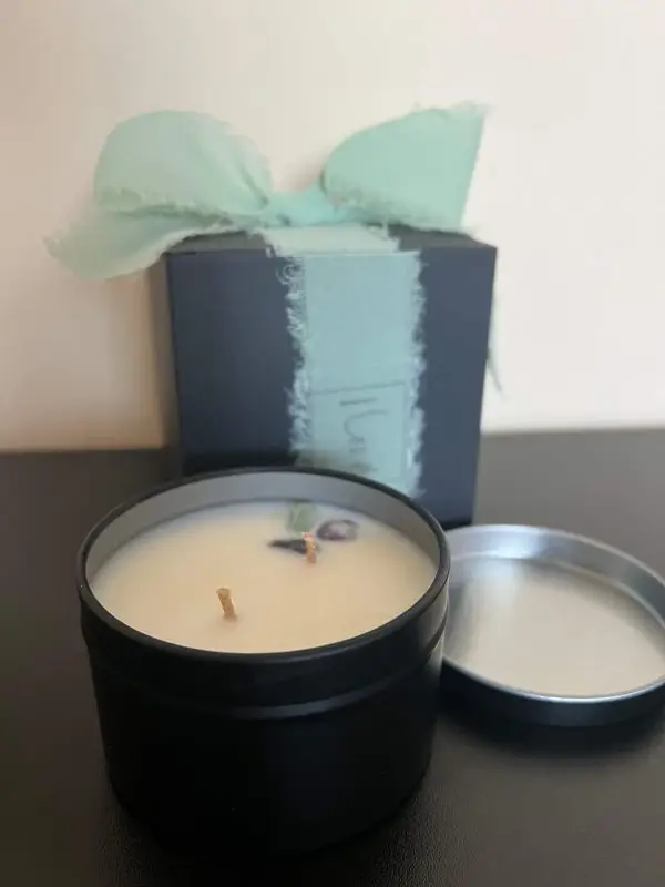 Lumânare Serenity Letter cu lavandă, santal și cristale Amethyst și Fluorite