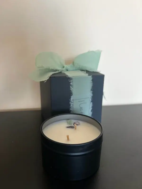 Lumânare Serenity Letter cu lavandă, santal și cristale Amethyst și Fluorite