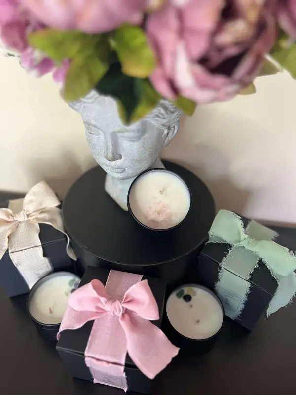 Lumânare Serenity Letter cu lavandă, santal și cristale Amethyst și Fluorite